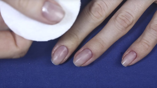Обезжиривание поверхности ногтей